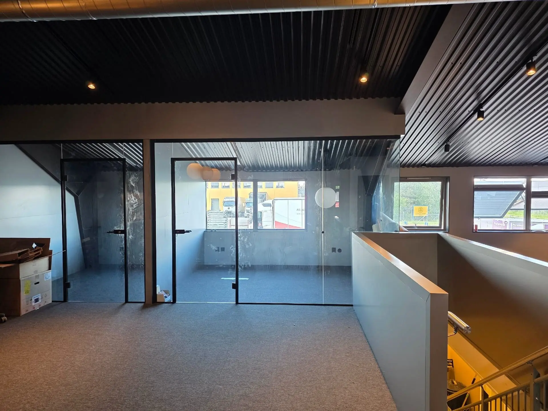 Kontorlokale med glassvegg og akustikkhimling