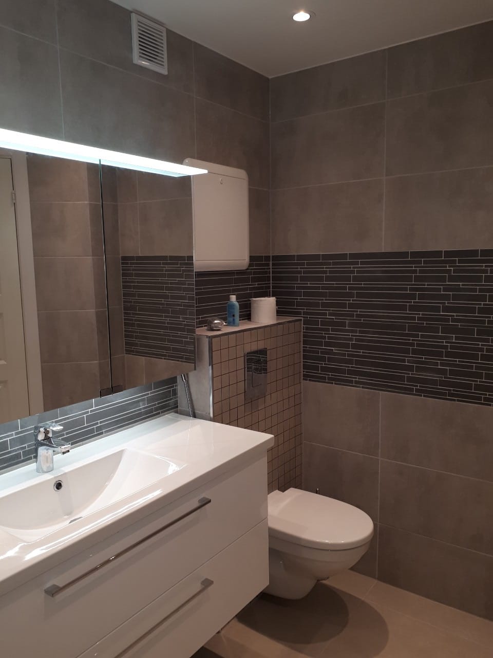 Bad med mosaikkfliser og LED-speil