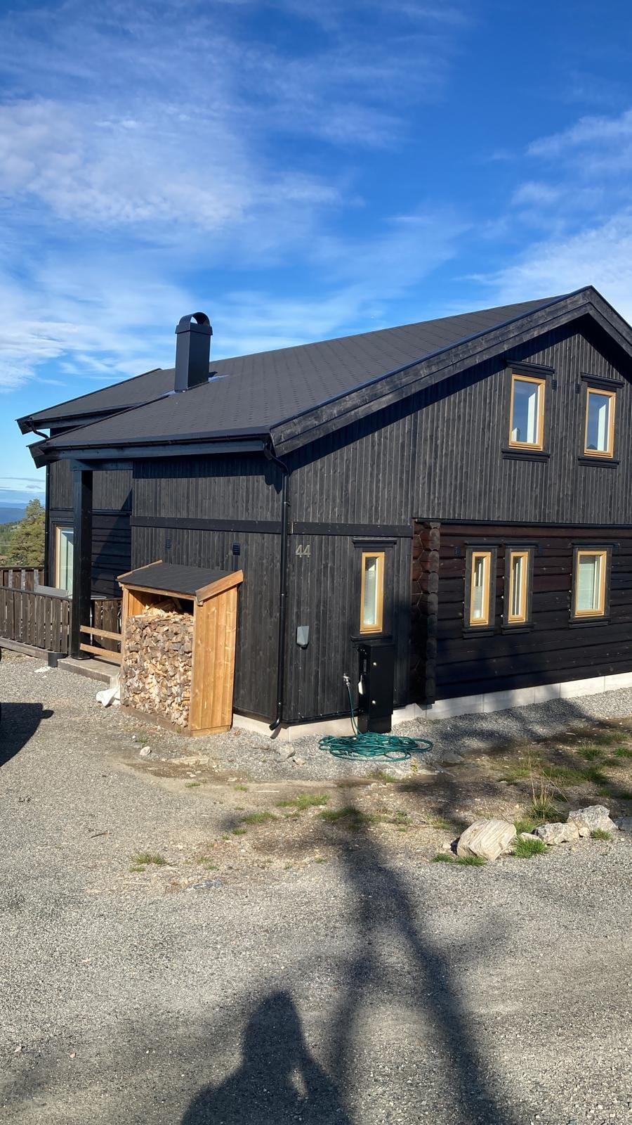 Ferdig hytte med svart trepanel