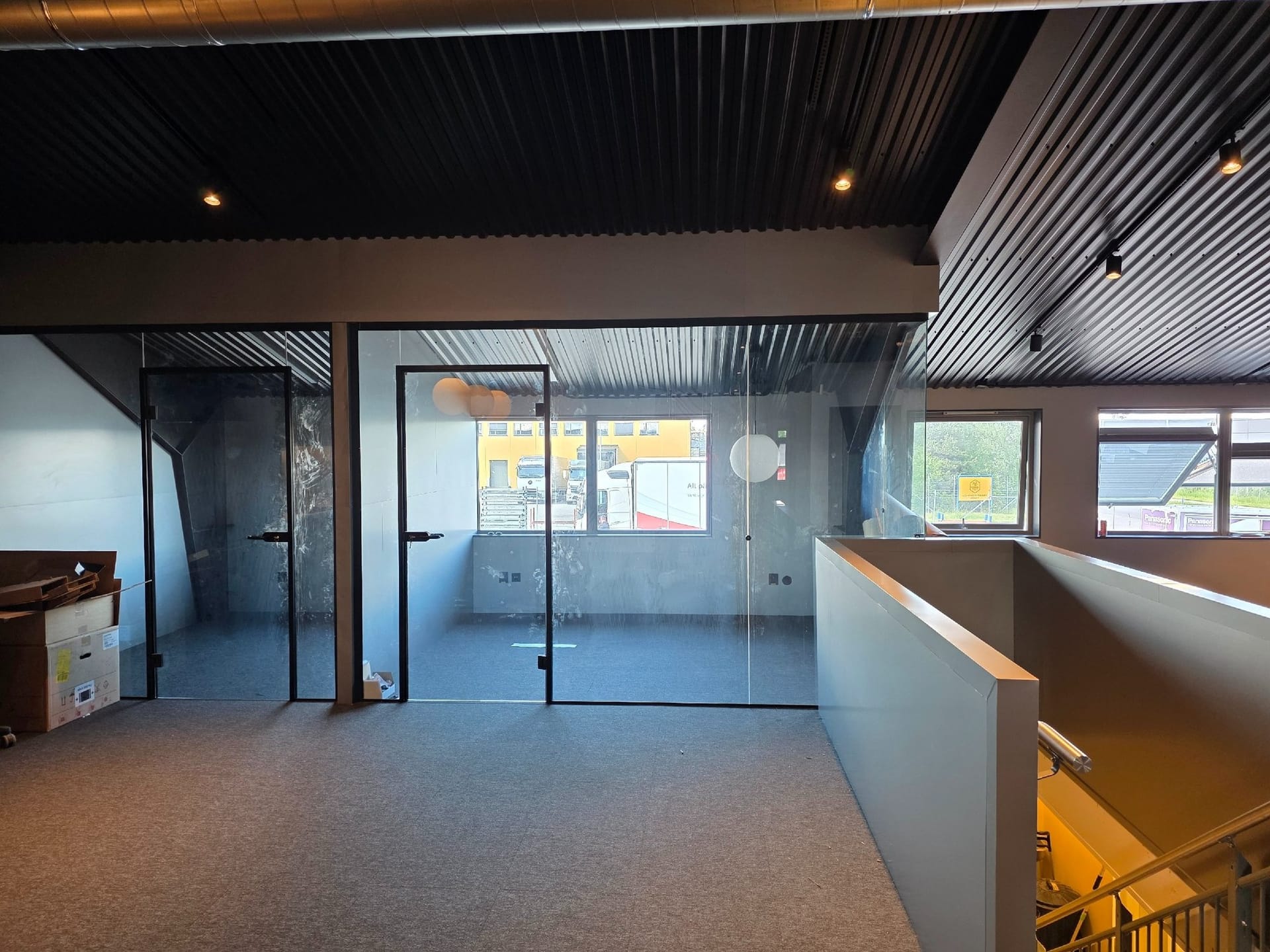 Kontorlokale med glassvegg og akustikkhimling