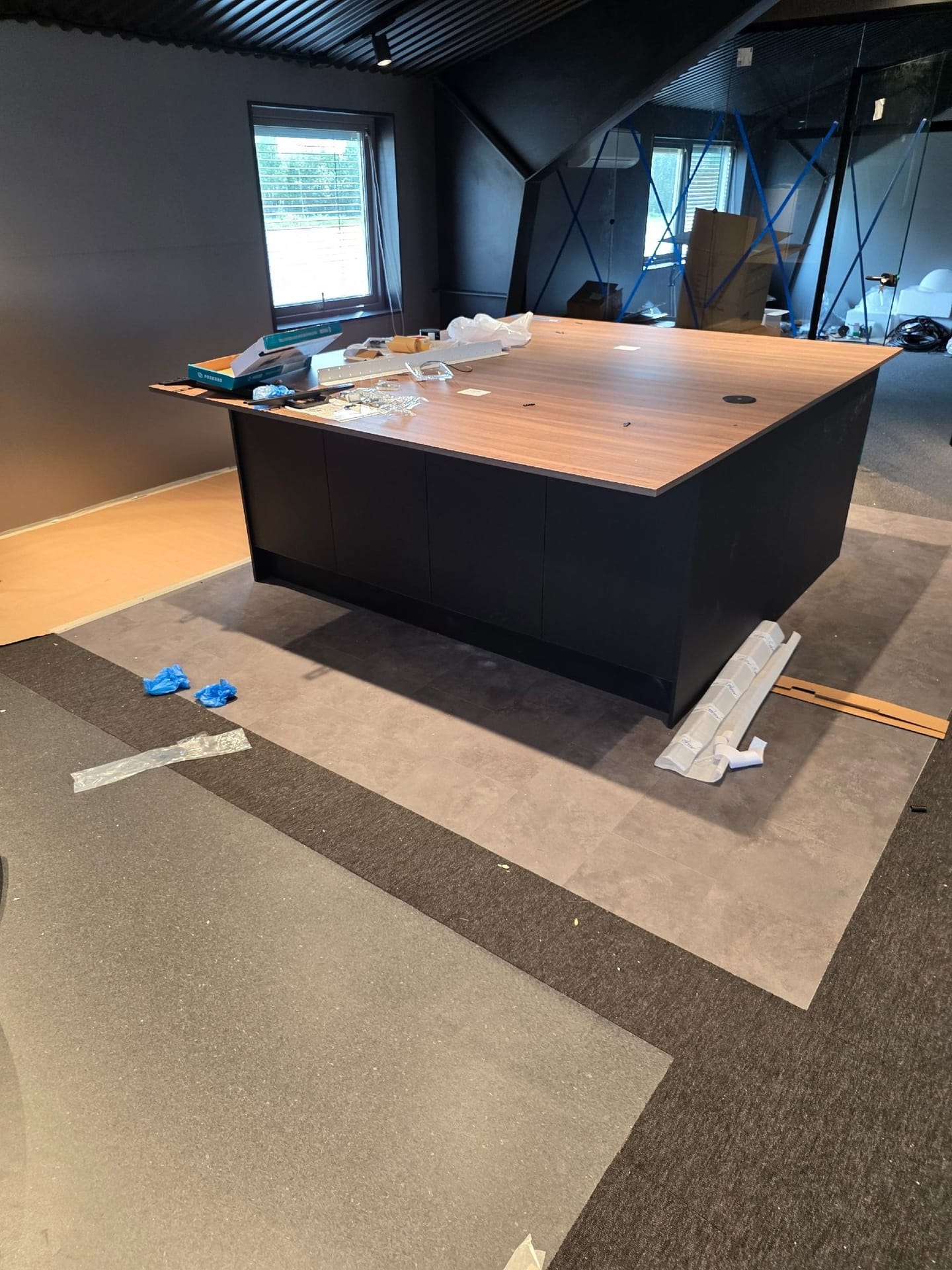 Moderne kontorlokale med resepsjonsdisk og spilehimling